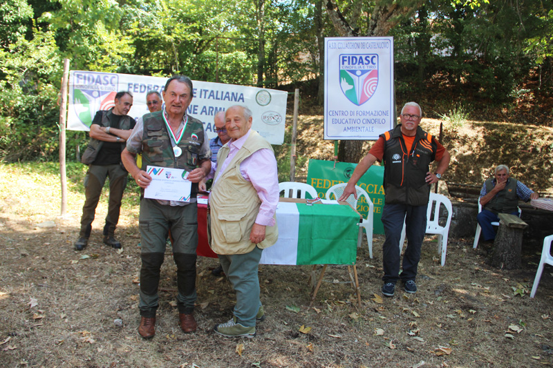 Assoluto1 Livio Pellizzari con la medaglia doro consegnatagli da Domenico Coradeschi per la prestazione del bracco italiano Love