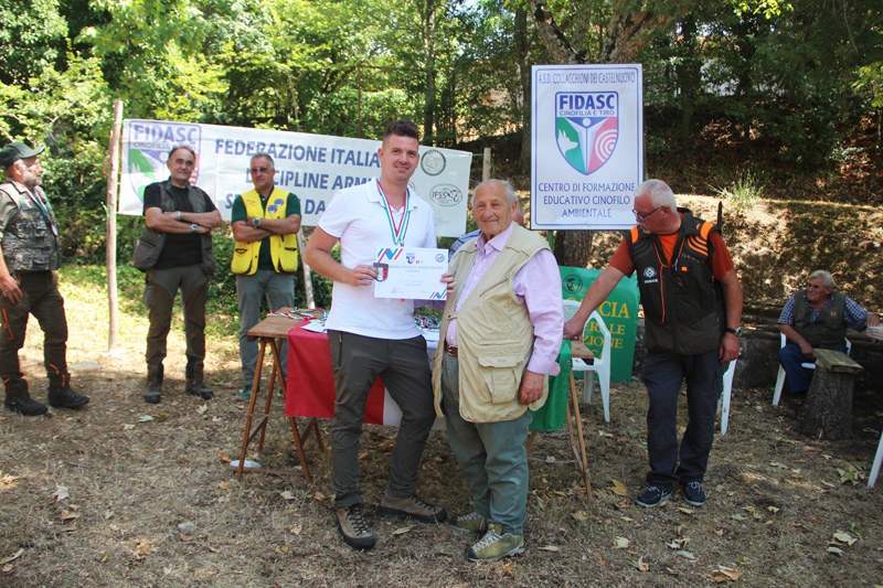 Assoluto5 Norman Rota riceve la medaglia doro e quella dargento da Domenico Coradeschi per le prove degli Springer Holyday e Macchiavello di San Fabiano