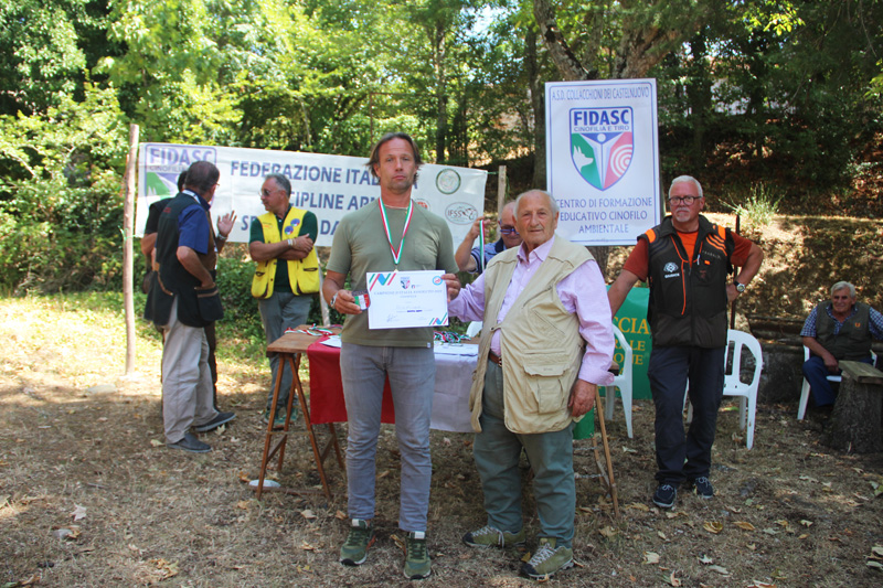 Assoluto6 Michele Rota riceve il primo premio da Domenico Coradeschi per la prova del Cocker Coco del Rotmik