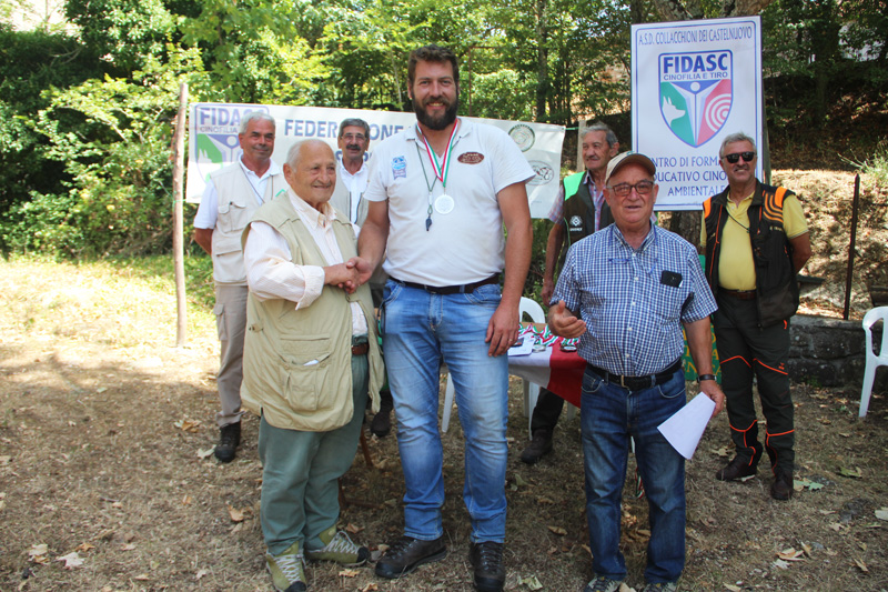 Assoluto7 1 Individuale Inglesi Mirko Caramanti con il pointer Mars del Sargiade premiato da Domenico Coradeschi e Paolo Andreini